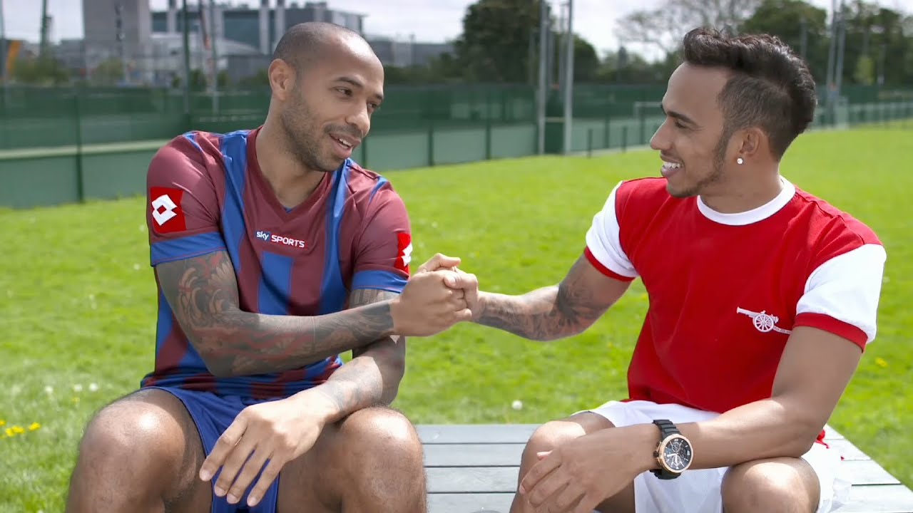 lewis hamilton in an arsenal shirt with thierry henry