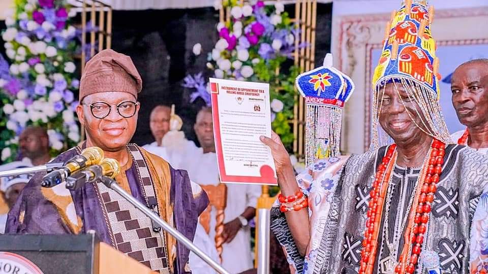 Osun governor presents staff of office to Ogunsua of Modakeke