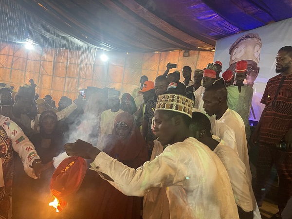 2023: Supporters burn Kwankwaso’s red cap, declare for Tinubu