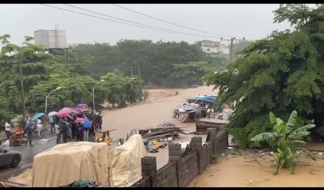 Breaking: Many Trapped In Lugbe, Abuja As Flood Submerges 116 Houses(Video)