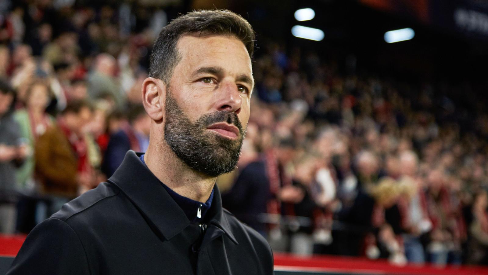 EPL: Van Nistelrooy arrives in UK as Man Utd return draws close