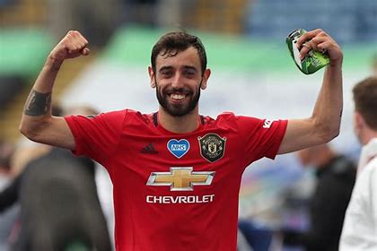 Bruno Fernandes signs new three-year deal at Manchester United