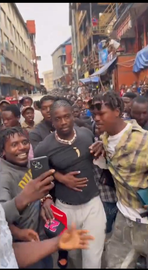 VeryDarkMan Mobbed By Fans On Lagos Streets (VIDEO/PHOTOS)