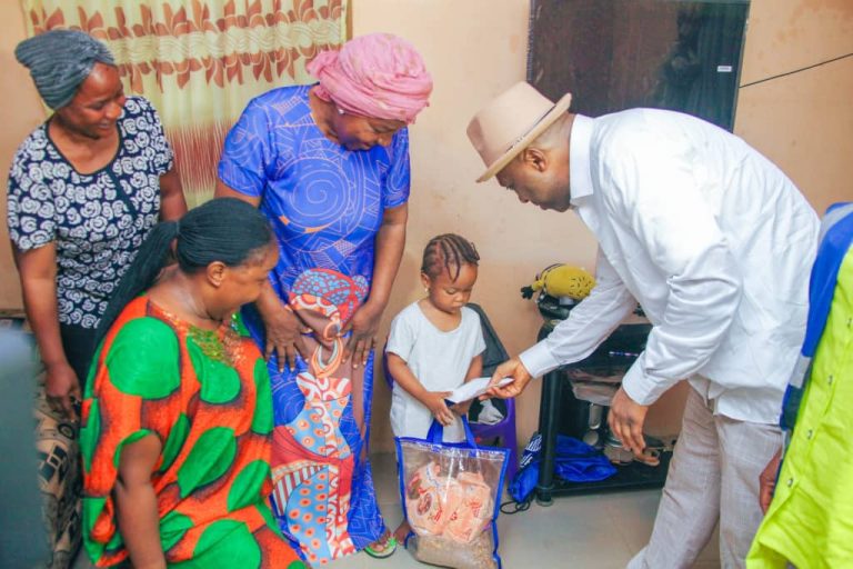 Primate Ayodele Begins Annual Thanksgiving With Awards, Visit To Church Members’ Houses
